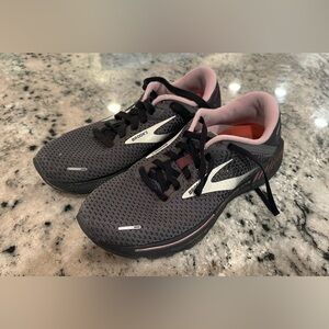 Brooks Adrenaline GTS 22 - Gray and Pink